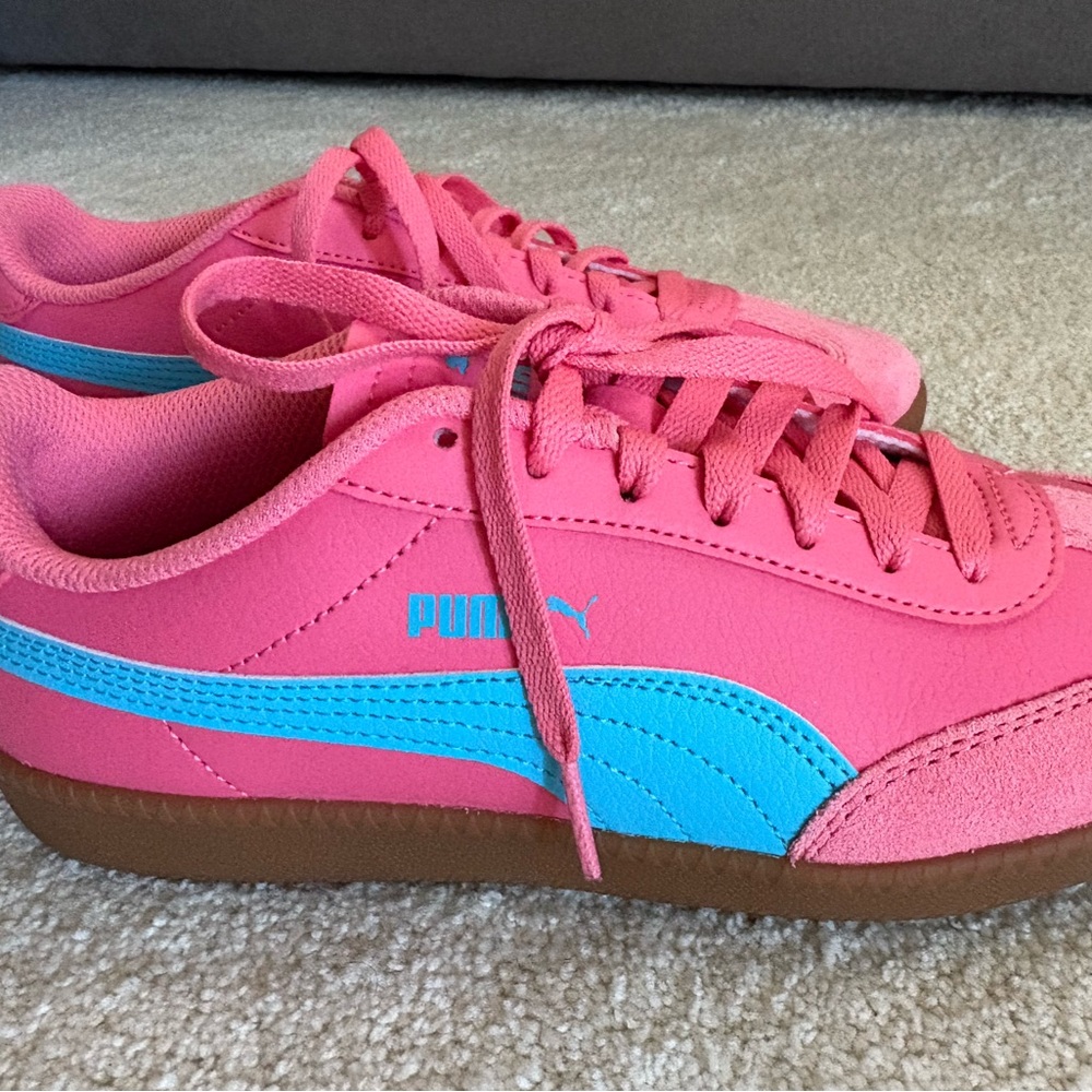 Brand New Womens Puma Pink and Blue Sneakers sz 8